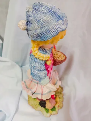 Figura Resina Niña con Pollitos