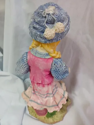 Figura Resina Niña con Pollitos