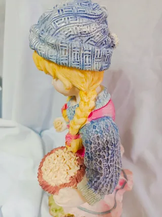 Figura Resina Niña con Pollitos