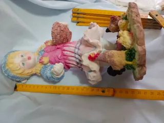 Figura Resina Niña con Pollitos