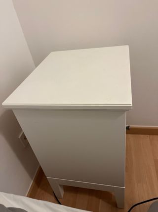 Mesita de noche blanca con cajón