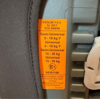 Silla coche Britax Römer negra.