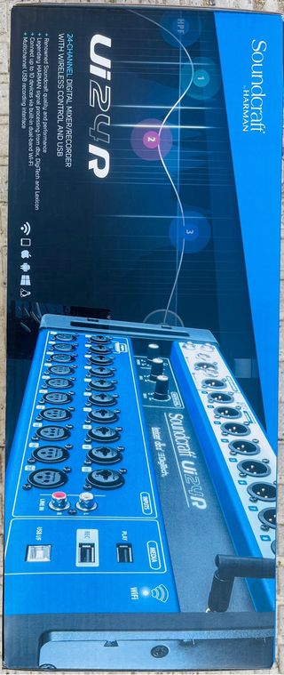 Mixer digitale Soundcraft UI24R con rack di trasporto
