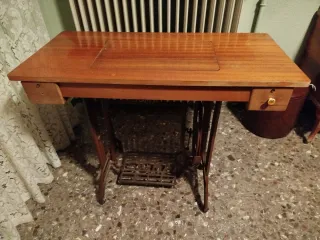 Mesa de máquina de coser antigua. Sigma