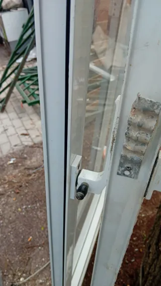 Puerta aluminio con cristal y rejillas