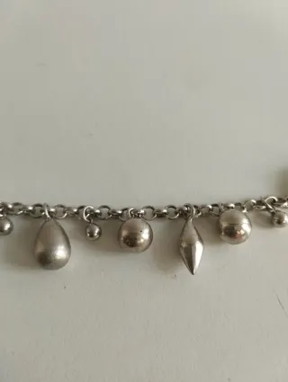 Pulsera con charms plateada