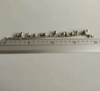 Pulsera con charms plateada