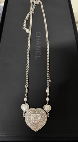 Collar Chanel Corazón con Perlas