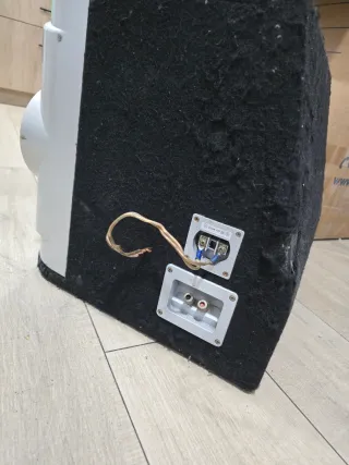 Cajón Infinity con subwoofer de 12 en buen estado