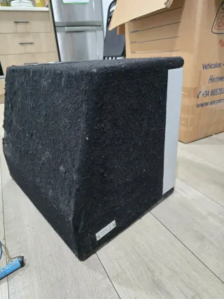 Cajón Infinity con subwoofer de 12 en buen estado