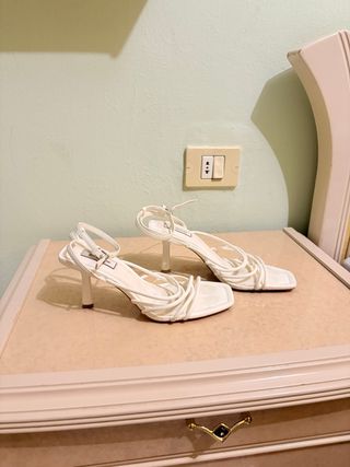 Tacones Stradivarius blancos