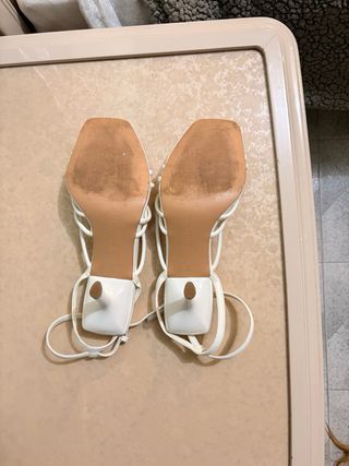 Tacones Stradivarius blancos