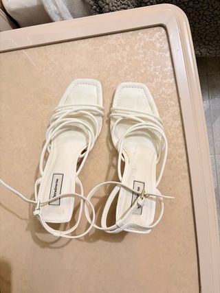 Tacones Stradivarius blancos