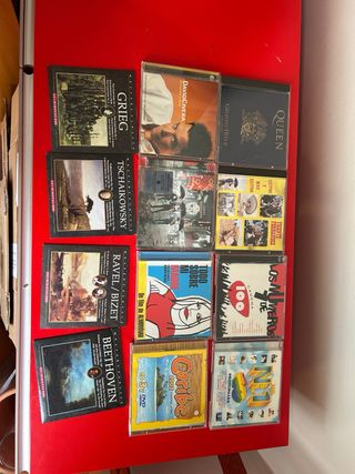 Estantería para CDs de madera y CDs a la venta