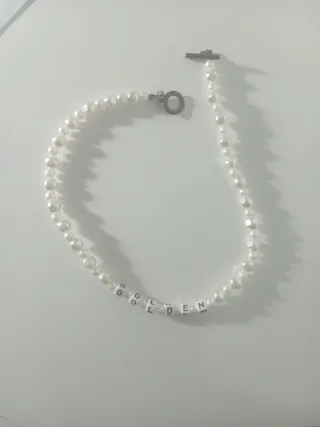 Collar de perlas con letras "golden"