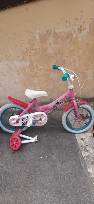 Bicicleta infantil rosa con ruedines