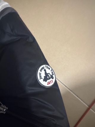 Anorak Jott Negro y Gris Se puede sacar las mangas