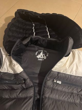 Anorak Jott Negro y Gris Se puede sacar las mangas