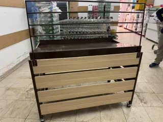 Mesa expositora para tienda