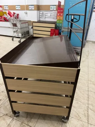 Mesa expositora para tienda