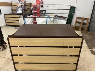 Mesa expositora para tienda