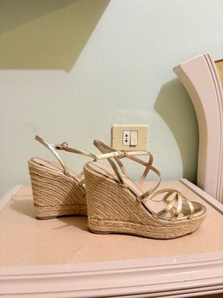Sandalias doradas cuña esparto