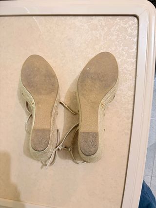 Sandalias doradas cuña esparto