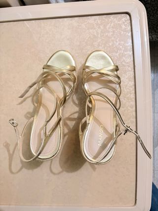 Sandalias doradas cuña esparto