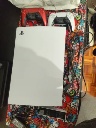 Playstation 5 con dos mandos y base de carga