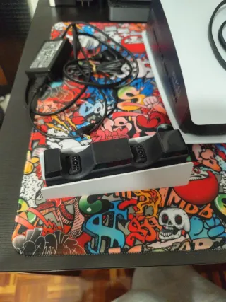 Playstation 5 con dos mandos y base de carga