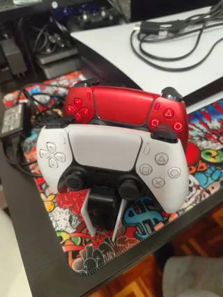 Playstation 5 con dos mandos y base de carga