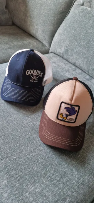 Gorra Goonies y Gorra Road Runner