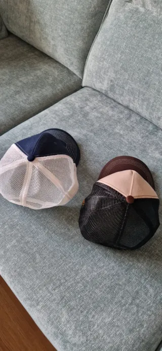 Gorra Goonies y Gorra Road Runner