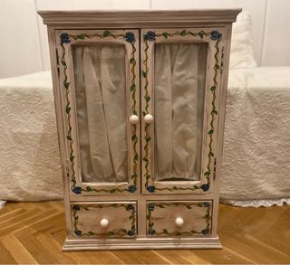 Mobile in legno con porte e cassetti