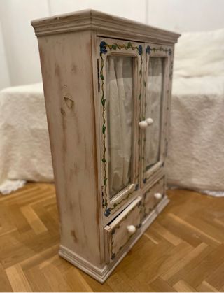 Mobile in legno con porte e cassetti
