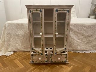 Mobile in legno con porte e cassetti