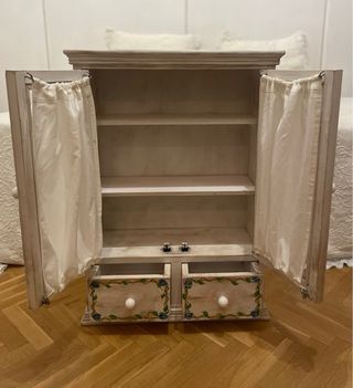 Mobile in legno con porte e cassetti