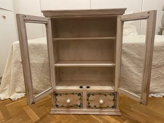 Mobile in legno con porte e cassetti