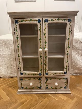 Mobile in legno con porte e cassetti