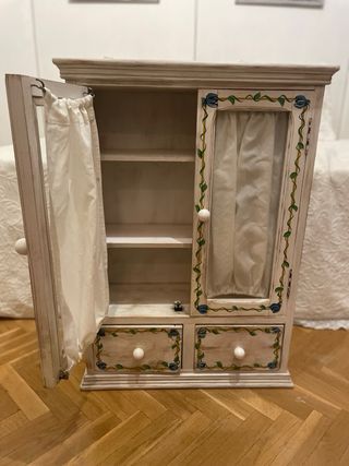 Mobile in legno con porte e cassetti