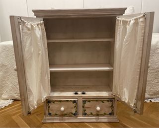 Mobile in legno con porte e cassetti