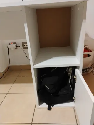 Escritorio blanco con 2 compartimentos