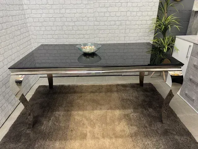MESA DE CRISTAL CON PATAS DE METAL Y 4 SILLAS