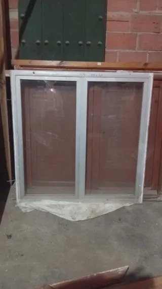 Ventana corredera aluminio vidrio texturizado