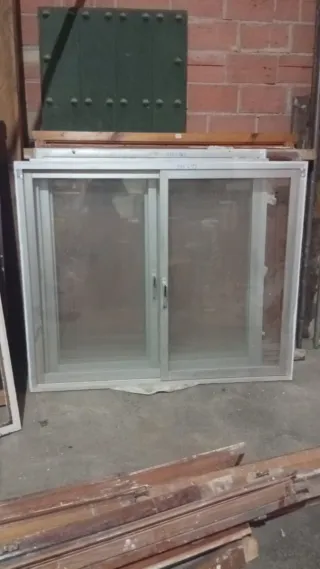 Ventana corredera aluminio vidrio texturizado