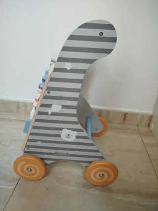 Correpasillos de madera nuevo