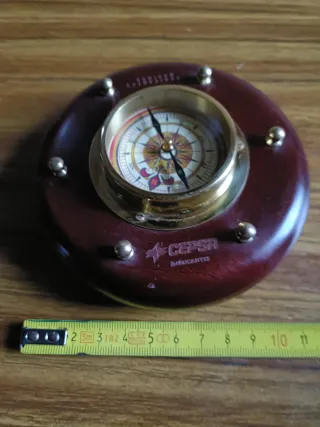 Brújula de latón y madera