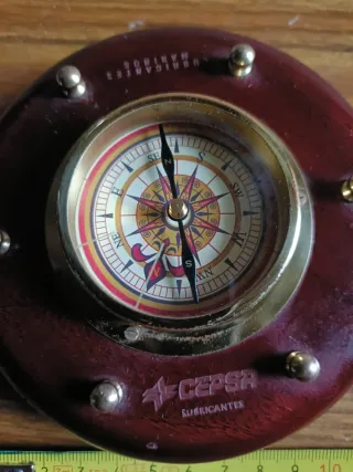 Brújula de latón y madera