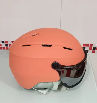 Casco de esquí coral con visor