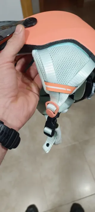 Casco de esquí coral con visor